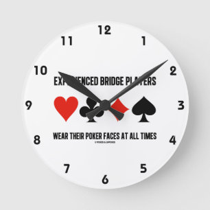 Erfahrene Bridge-Spieler tragen ihre Poker-Gesicht Runde Wanduhr