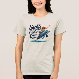 Erfasse den Tag – Fang jede Welle Kühner Delfin Tri-Blend Shirt
