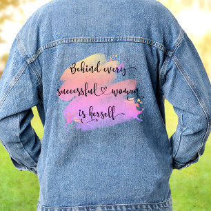 Erfolgreiche Frau Zitat Schriftzug Rosa Wasserfarb Jeansjacke