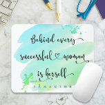 Erfolgreiches Woman Script Monogram Blue Watercolo Mousepad<br><div class="desc">"Hinter jeder erfolgreichen Frau steht sich selbst." Wer braucht also Prinz Charming? Machen Sie sich "fröhlich immer danach" und umarmen Sie "Girl Power", wenn Sie dieses stilvolle, farbenfrohe, inspirierende feministische individuelle Name Mousepad mit süsse, handgeschriebenen Schriften Typografie über einem Aqua türkisblau grün ombre Aquarellblau spritze. Geben Sie einfach den Namen...</div>