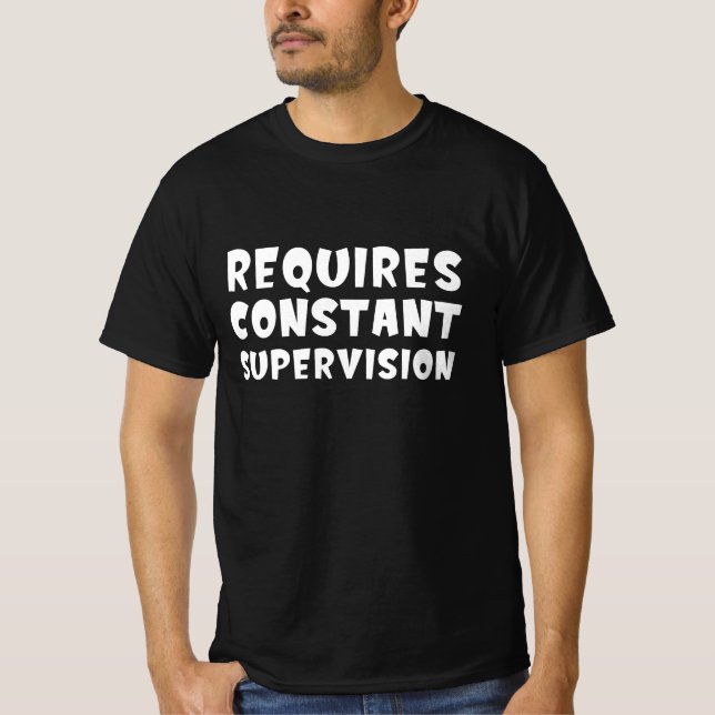 Erfordert ständige Überwachung T-Shirt (Vorderseite)
