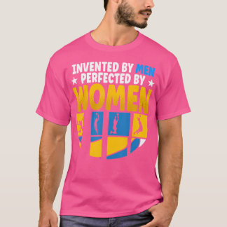 Erfunden von Männern perfekt durch Volleyball T-Shirt