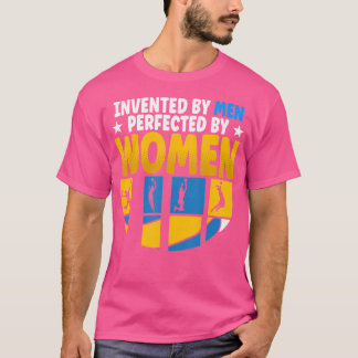 Erfunden von Männern perfekt durch Volleyball T-Shirt