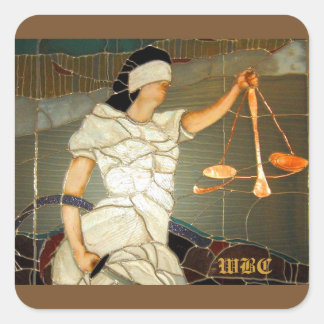Erhabene Lady Justice im Buntglasdesign Quadratischer Aufkleber