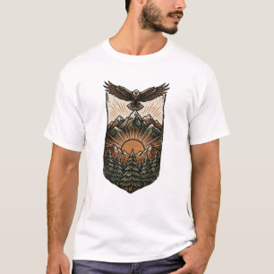 Erhabener Adler über Bergen bei Sonnenaufgang T-Shirt