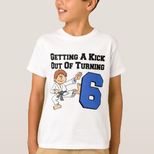 Erhalten eines Trittes aus Thema des Karate- T-Shirt