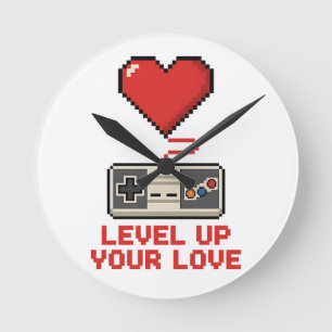 Erhöhe Deine Liebe, Retro-Pixel-Gaming-Design Runde Wanduhr