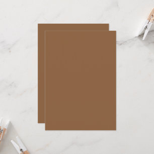 Erhöhen Sie Ihr Design mit einem braunen Hintergru Einladung