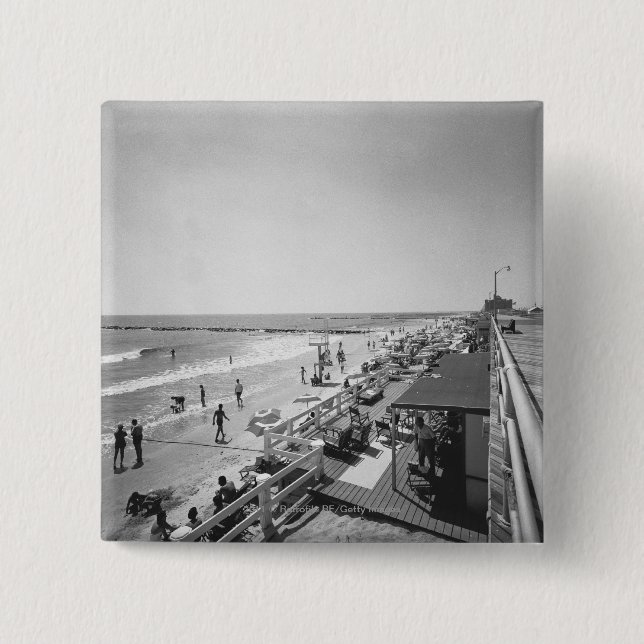 Erhöhte Ansicht der Promenade und des Strandes B&W Button (Vorderseite)