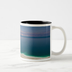 Erhöhte Ansicht des Toten Meeres Zweifarbige Tasse