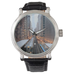 Erhöhte Schiene in im Stadtzentrum gelegenem Armbanduhr
