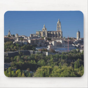 Erhöhte Stadtansicht mit der Kathedrale von Segovi Mousepad