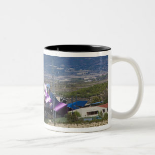 Erhöhte Stadtansicht und Hotel Marques de Riscal Zweifarbige Tasse