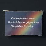 Erholung der Drogensucht Zubehörtasche<br><div class="desc">Erholung ist wie ein Sturm. Lass nicht,  dass der Regen dich runterbringt! Der Regenbogen kommt. Eine motivierend Erholung der Drogensucht zitiert Kosmetiktüte mit einem schönen inspirierenden Regenbogenbild.</div>