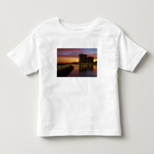 Erholungslagune und Apartments bei Sonnenuntergang Kleinkind T-shirt