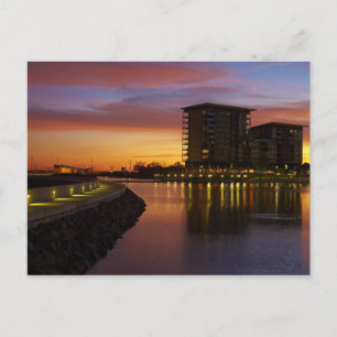 Erholungslagune und Appartements bei Sonnenunterga Postkarte
