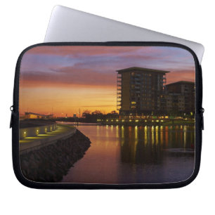 Erholungslagune und Wohnungen bei Sonnenuntergang Laptopschutzhülle