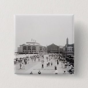 Erholungsorttouristen auf Esplanade Button