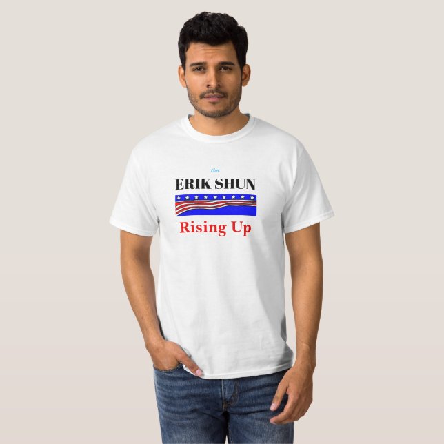 Erik Shun hebt Weihnachtshemd auf T-Shirt (Vorne ganz)