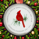 Erinnerung an Kardinal Ornament Aus Metall<br><div class="desc">Ehre deinen Lieben mit diesem Kardinal auf einer schneebedeckten Ast-Gedenkfeier. Die Meldung lautet "Kardinäle erscheinen,  wenn die Geliebten nahe sind" und Sie können dieses Element mit einem Namen und Daten personalisieren.</div>