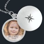 Erinnerungen: Custom Baby Foto Locket für M<br><div class="desc">Die "Cherished Erinnerungen" Custom Baby Foto Locket - ein exquisites Schmuckstück, das Ihnen einen einzigartigen und herzlichen Weg bietet, Ihre Kleine nah zu behalten. Dieses elegante Schloss ist das ideale Geschenk für junge Mütter, die ihre ersten Schritte in die Mutterschaft mit einem zeitlosen Sake feiern. Die Personalisierung steht im Mittelpunkt...</div>