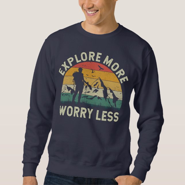Erkunden Sie mehr Besorgnis weniger - Wandern im G Sweatshirt (Vorderseite)