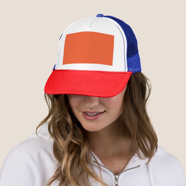 Erleben Sie die Schönheit eines blauen Himmels mit Truckerkappe (Beispiel)