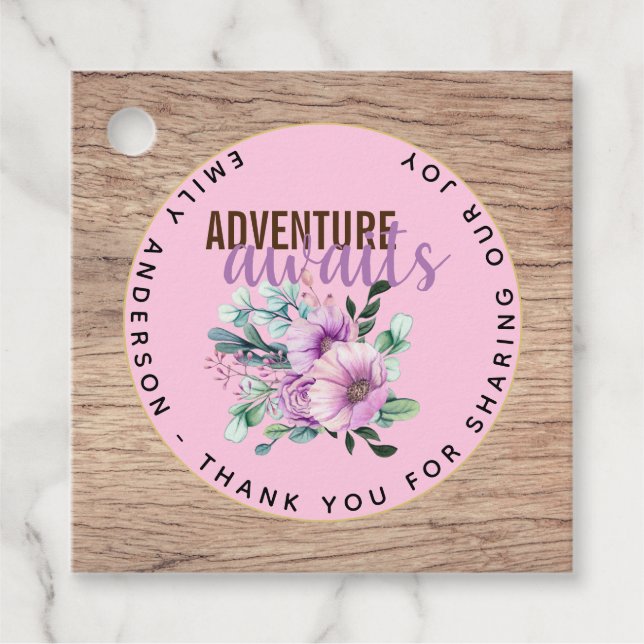 Erlebnis erwartet rustikale violette Blumen Babydu Geschenkanhänger (Vorderseite)