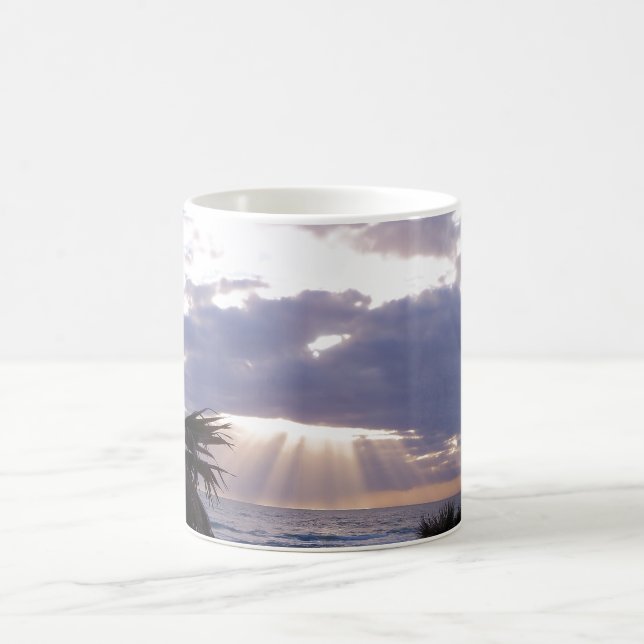 Erleuchtete Ozeane am frühen Morgen Kaffeetasse (Mittel)