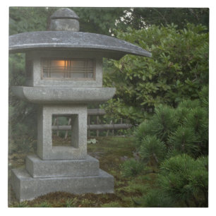 Erleuchtete Steinlaterne im Japanischen Garten Fliese