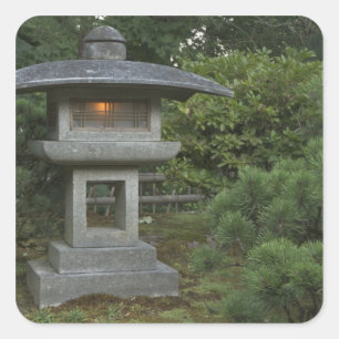 Erleuchtete Steinlaterne im Japanischen Garten Quadratischer Aufkleber