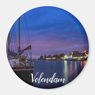 Erleuchteter Hafen von Volendam in der Nacht Magnet