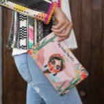 Ermächtigung im Blut: Personalisierte Monogramm Zubehörtasche<br><div class="desc">Bleibe in Stil mit unserer Empowerment in Bloom: Personalisiert Monogram Accessory Pouch organisiert. Mit einem kühnen, handbemalten Blumendesign und der inspirierend Botschaft "Soy Fürte, Soy Bella" (Ich bin stark, ich bin schön) ist dieser Beutel so praktisch wie schön. Ideal, um die Alltagsessenziellen zu tragen, es verdoppelt sich als schicke Erinnerung...</div>