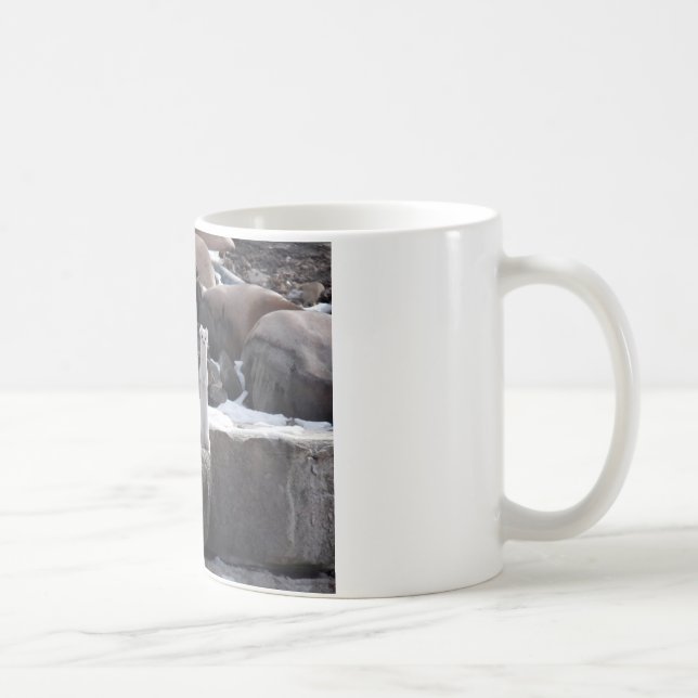 Ermine auf Snowy-Felsen Kaffeetasse (Rechts)
