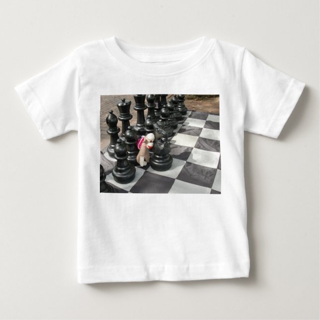 Ernie the Sock Monkey Spielen Schach kleines Shirt (Vorderseite)