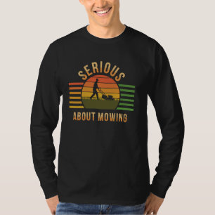 Ernsthaft beim Mähen von Rasenmäher T-Shirt