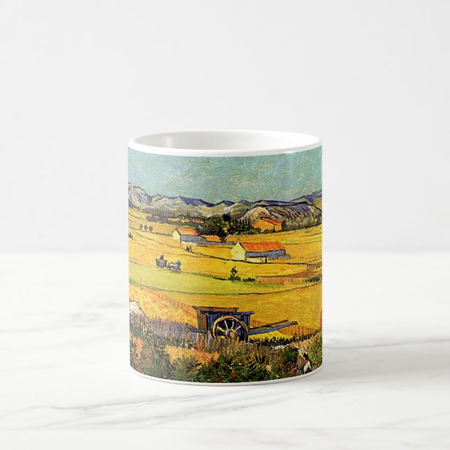 Ernte in La Crau, Montmajour von Vincent van Gogh Kaffeetasse (Mittel)