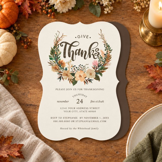 Erntedank Herbst-Blumenkranz Thanksgiving-Dinner-E Einladung (Invite family and friends to gather in gratitude with this elegant "Give Thanks" fall floral wreath )
