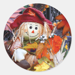 Erntedank-Lappen-Puppe unter Herbst-Ernte-Szene Runder Aufkleber