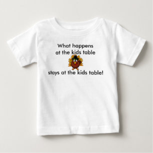 Erntedank-Säugling, was am Kindertisch geschieht Baby T-shirt