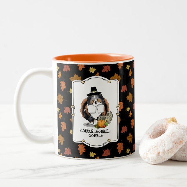 Erntedank Shetland Sheepdog (blauer Merle) Funny Zweifarbige Tasse (Mit Donut)