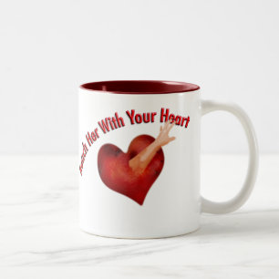 Erreichen Sie sie mit Ihrer Herz-Tasse Zweifarbige Tasse