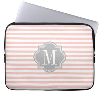 Erröten rosa Streifen mit grauem Monogramm Laptopschutzhülle