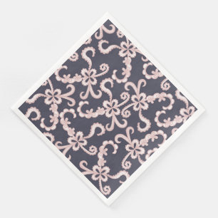 Erröten rosa weiße Blumenspitze auf Marine-Blau Serviette