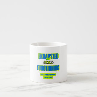 Erschöpft, aber immer noch funktionierende Tasse