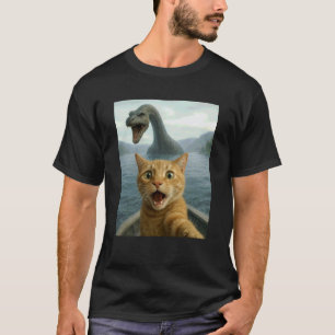 Erschrockenes Selfie-Katze, gejagt von Loch Ness M T-Shirt