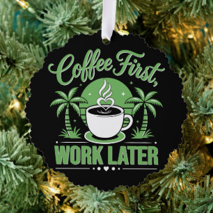 Erst Kaffee, dann Arbeit. Angetrieben von Kaffeege Ornament Karte