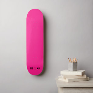 Erste Chic für das Retro 2000er-Hot-Pink-Monogramm Skateboard