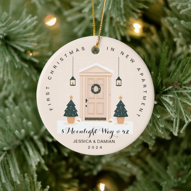 ERSTE CHRISTMAS IM NEUEN APARTMENT BEIGE KERAMIK ORNAMENT (Baum)