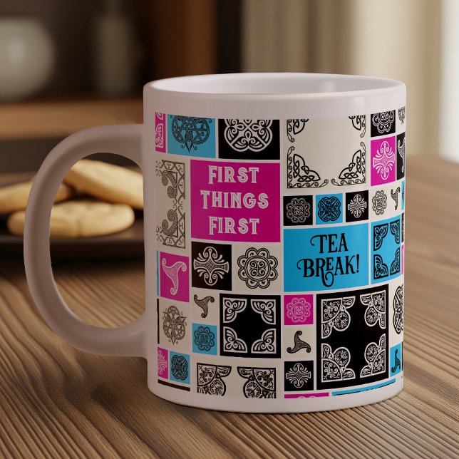 Erste Dinge Erste Teepause! Funny Magenta & Blue Jumbo-Tasse (Von Creator hochgeladen)